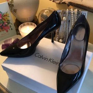 Calvin Klein Pumps. Patent leather.